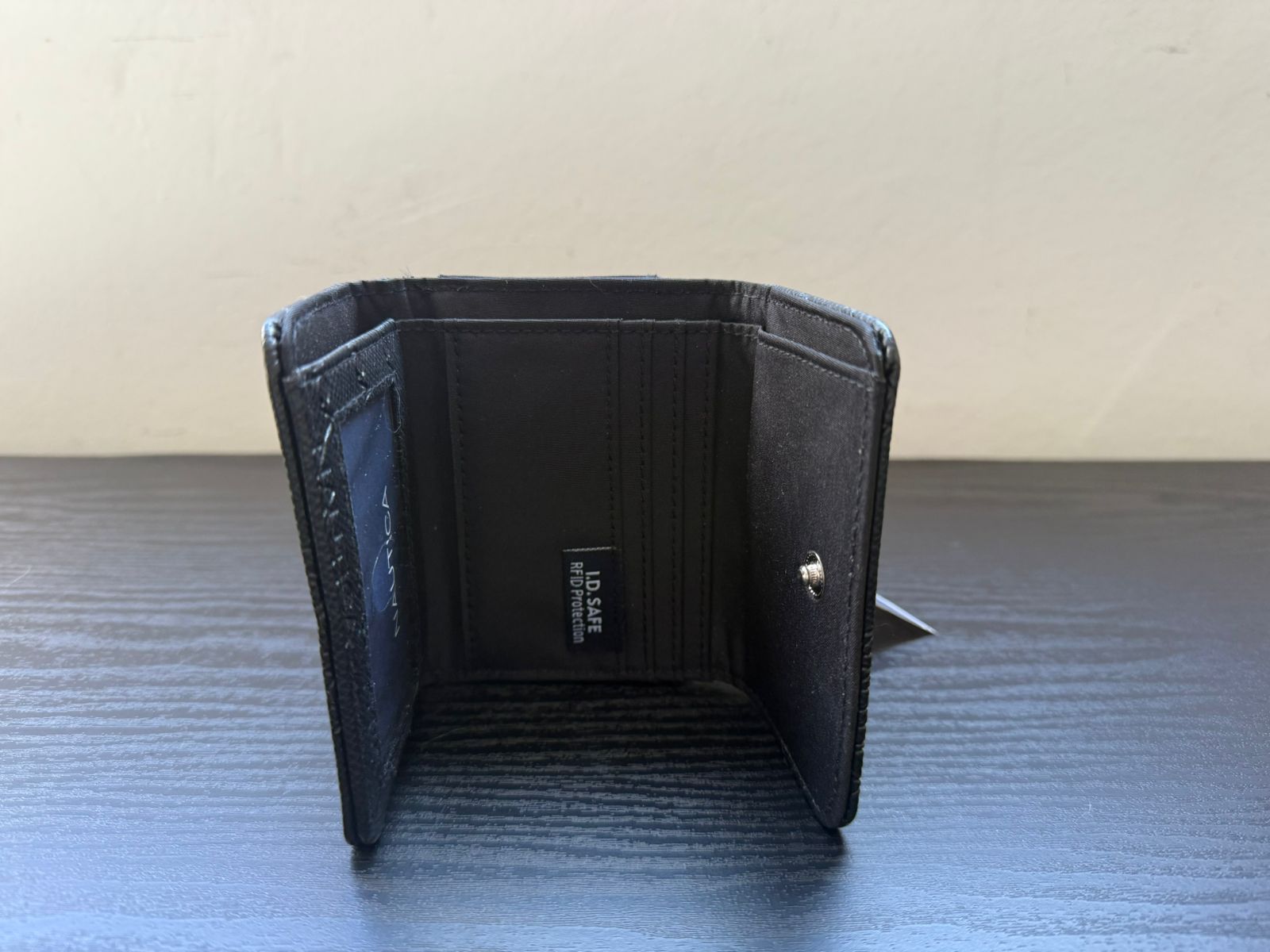 Cartera Billetera Trifold Nautica (Nueva con Etiqueta) - Image 2