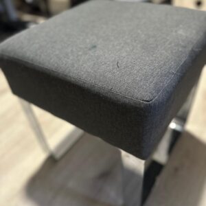 Taburete/Asiento Auxiliar Moderno - Tela Gris y Base Metálica