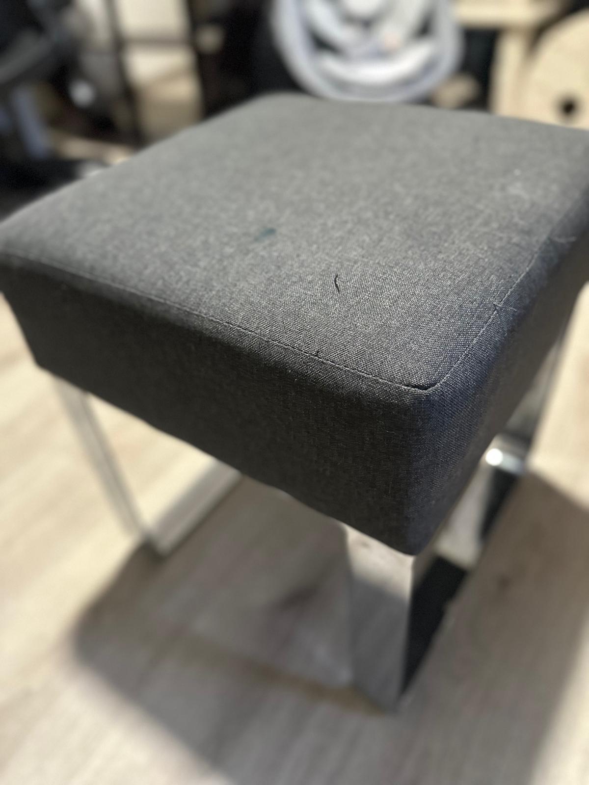 Taburete/Asiento Auxiliar Moderno - Tela Gris y Base Metálica